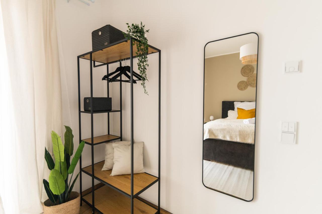 Dwellstay - Modernes Apartment I 55Qm I 2 Zimmer I Kueche I Bad I Terrasse I Tv I Wlan バート・ヘルスフェルト エクステリア 写真